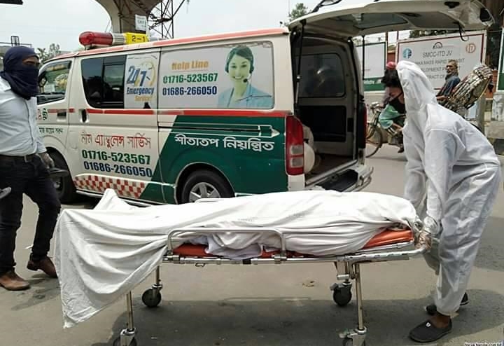 ভয়াবহ অবস্থা: অ্যাম্বুলেন্সে বসেই মৃত্যুর কোলে ঢলে পড়ছেন অনেকে